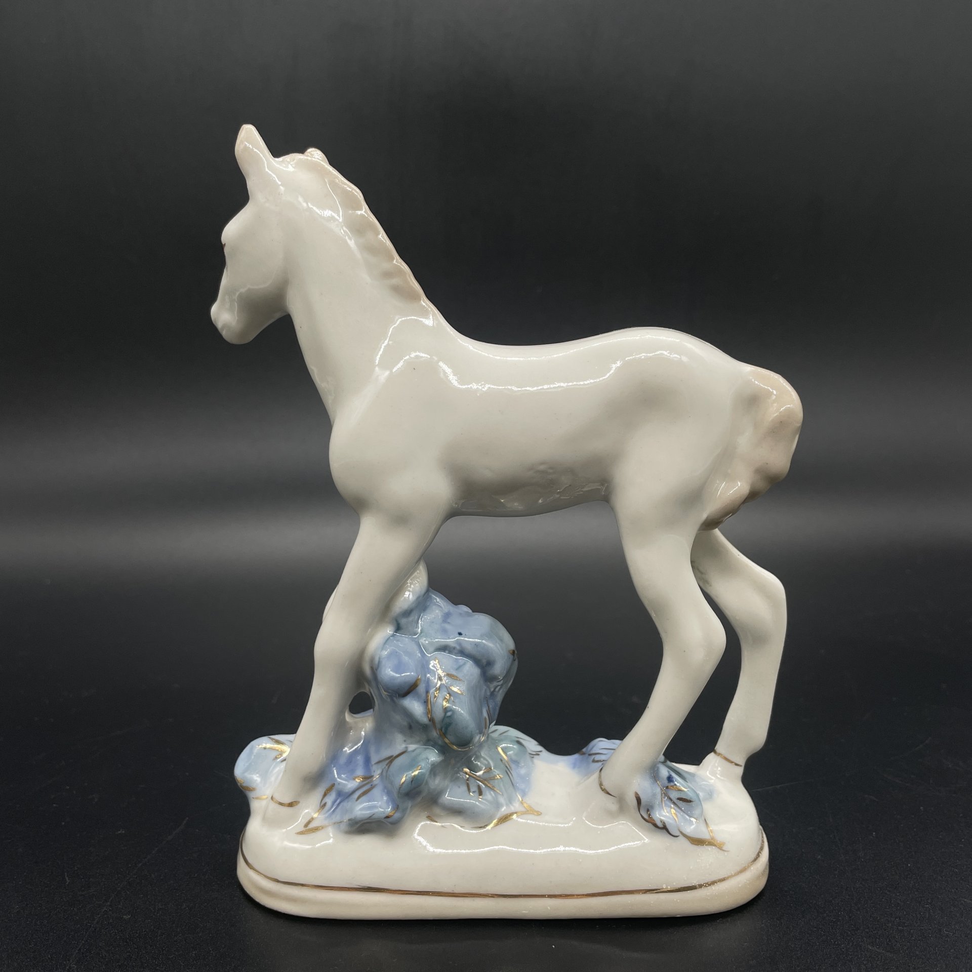 Статуэтка "Жеребенок", скульптор Л. П. Азарова , СССР, 1950-1960 гг., Турыгинский фарфоровый завод артели «Художественная керамика» (Гжель)