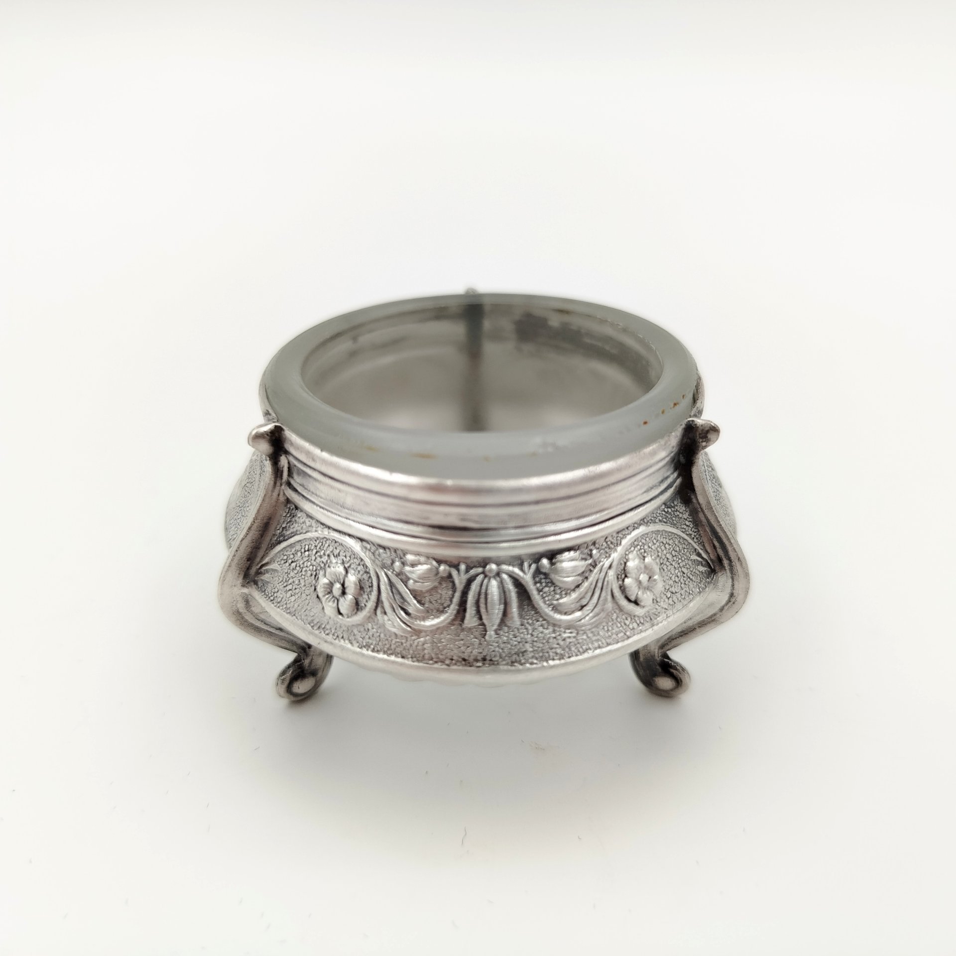 Солонка с растительным орнаментом, мельхиор (медь-никель), стекло, Мстерская художественная фабрика  «Ювелир», СССР, 1970-1980 гг.