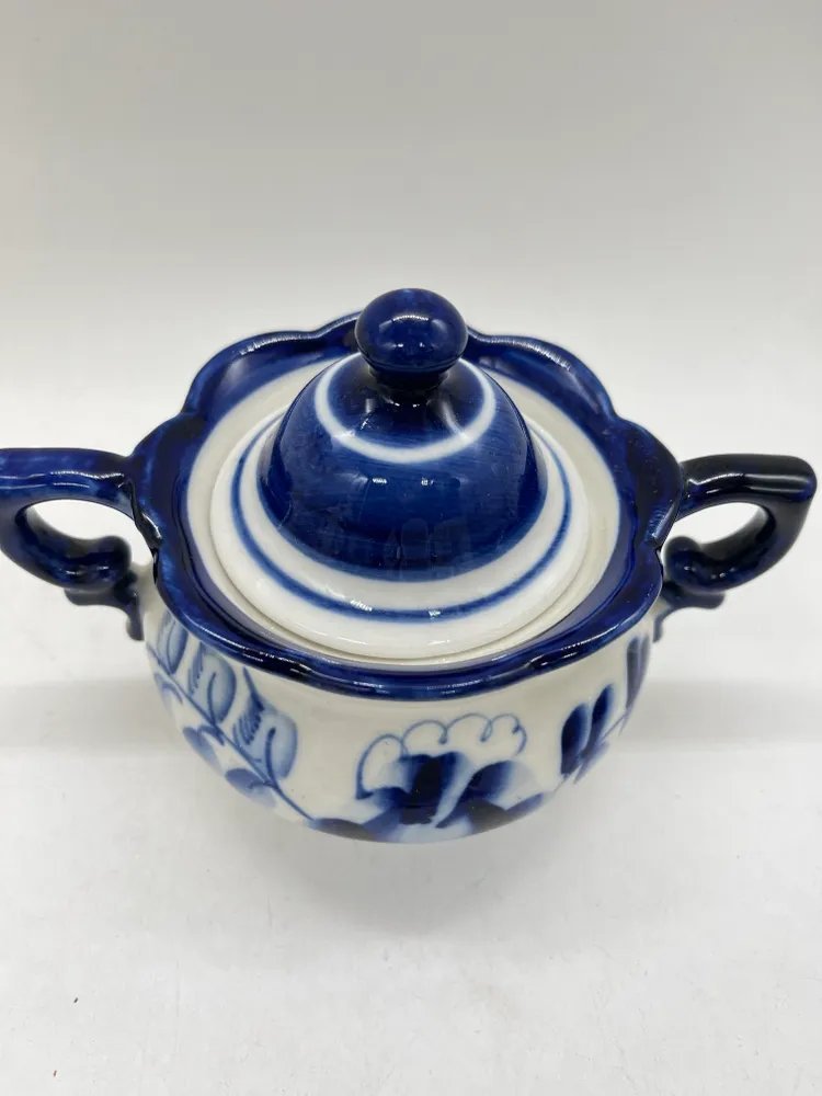 Сахарница с цветочным декором, Гжель, фарфор, роспись, Россия, 1990-2010 гг.