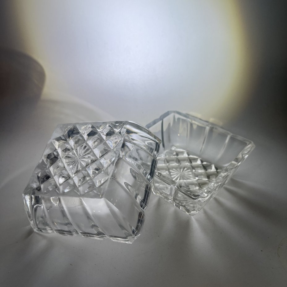 Шкатулка для хранения мелочей с геометрическим декором