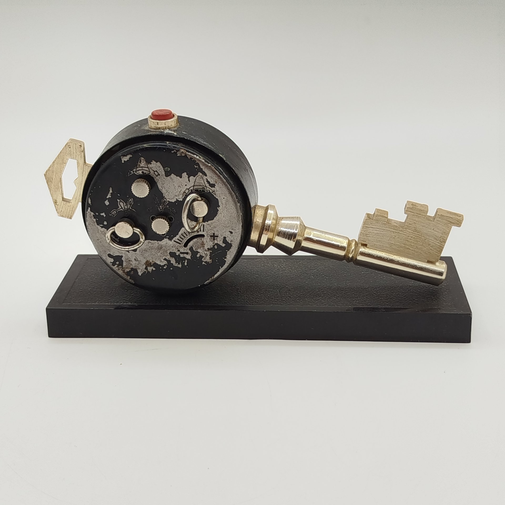 Часы настольные "Москва" с будильником в виде ключа, сталь, пластик, Второй Московский часовой завод «Слава», СССР