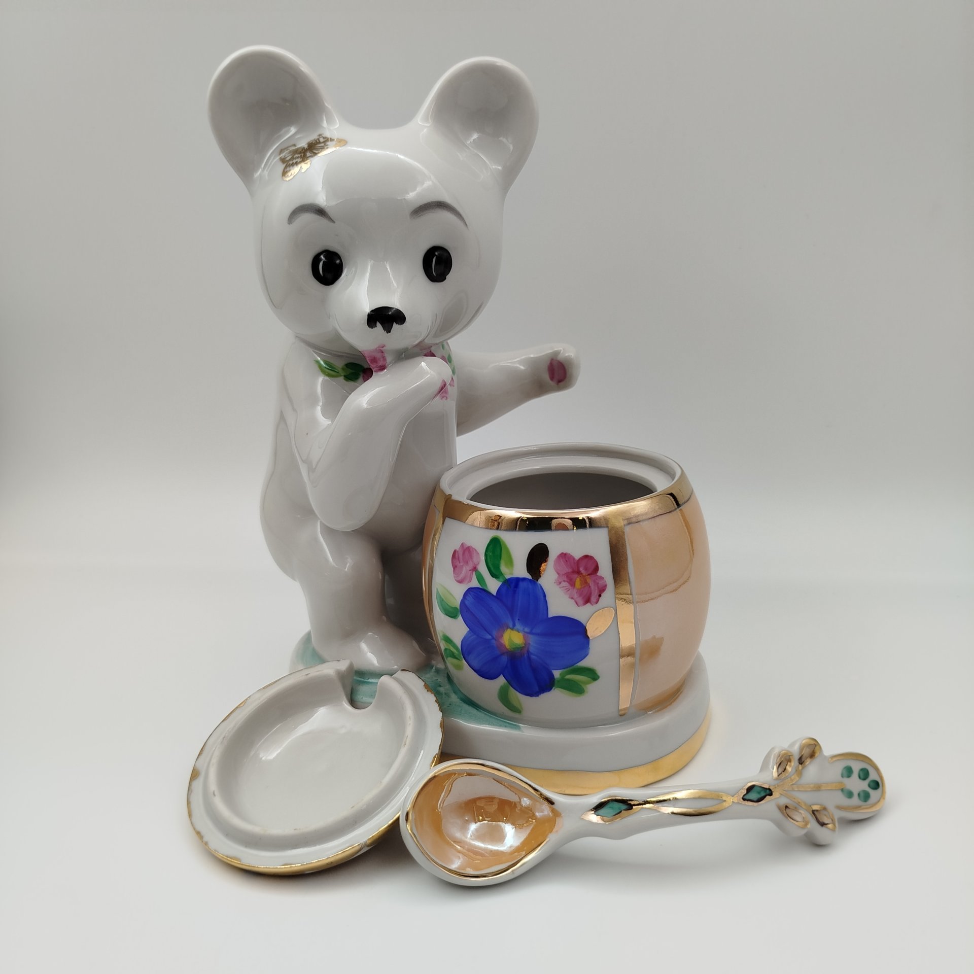 Сахарница "Мишка с бочонком меда", фарфор, роспись, золочение, Дулевский фарфоровый завод (Дулёво), Российская Федерация, 1993 г.