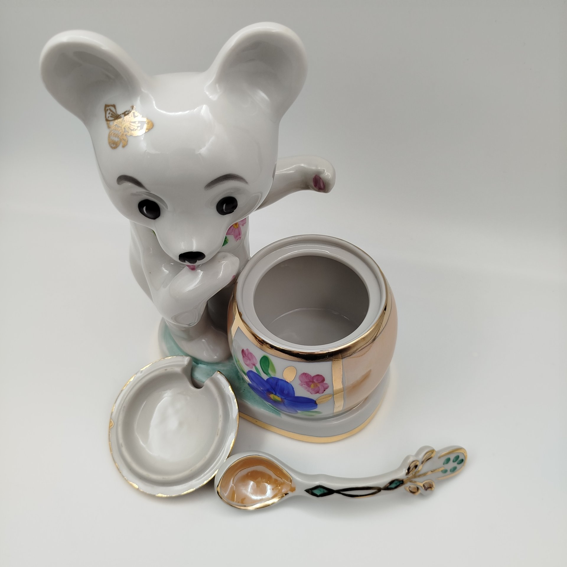 Сахарница "Мишка с бочонком меда", фарфор, роспись, золочение, Дулевский фарфоровый завод (Дулёво), Российская Федерация, 1993 г.