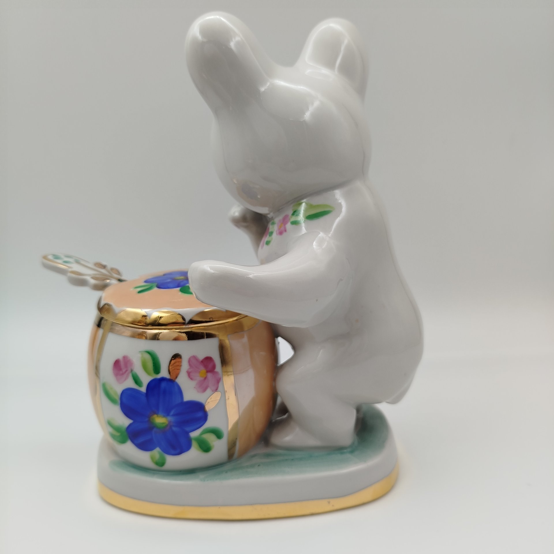 Сахарница "Мишка с бочонком меда", фарфор, роспись, золочение, Дулевский фарфоровый завод (Дулёво), Российская Федерация, 1993 г.