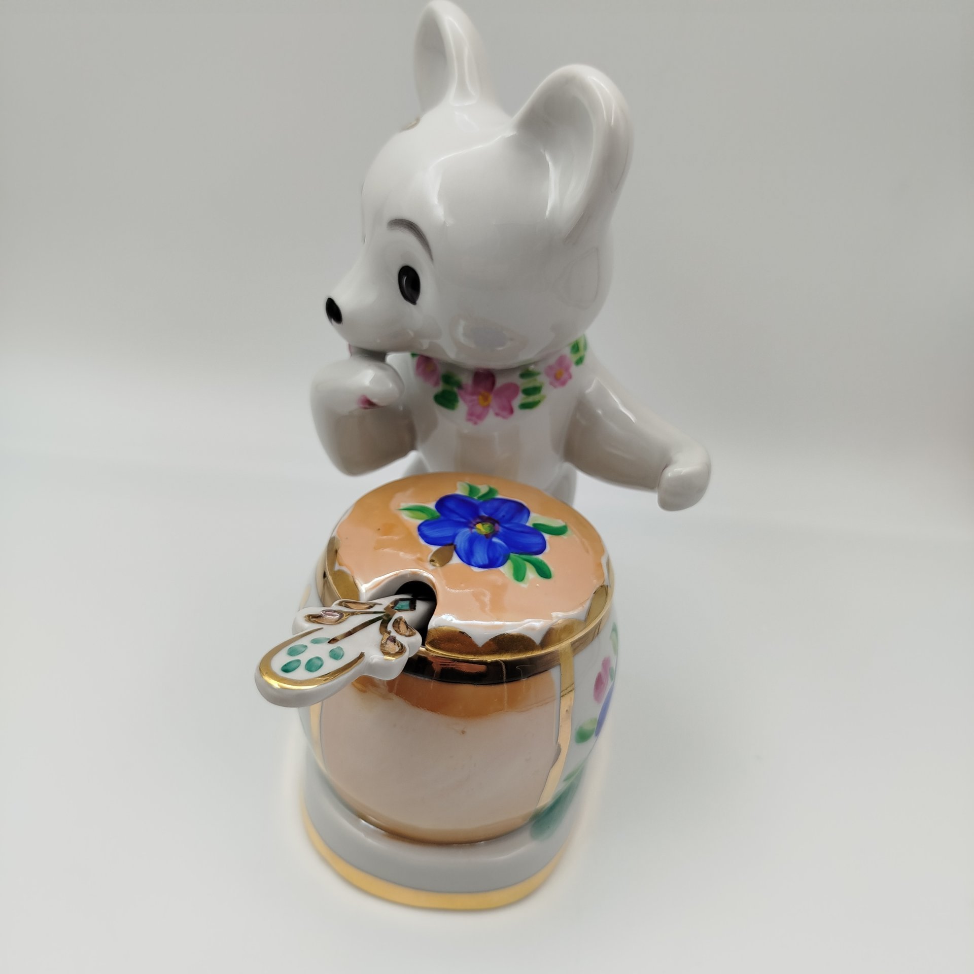 Сахарница "Мишка с бочонком меда", фарфор, роспись, золочение, Дулевский фарфоровый завод (Дулёво), Российская Федерация, 1993 г.