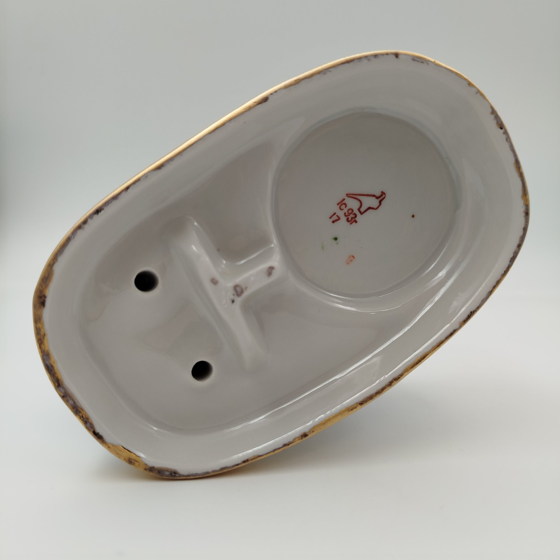 Сахарница "Мишка с бочонком меда", фарфор, роспись, золочение, Дулевский фарфоровый завод (Дулёво), Российская Федерация, 1993 г.