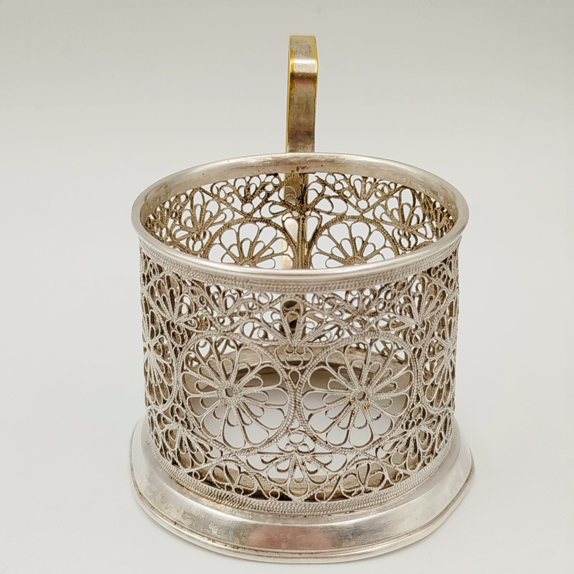 Подстаканник с ажурным цветочным декором, металл, скань, Мстерская художественная фабрика  «Ювелир», СССР, 1957 г.