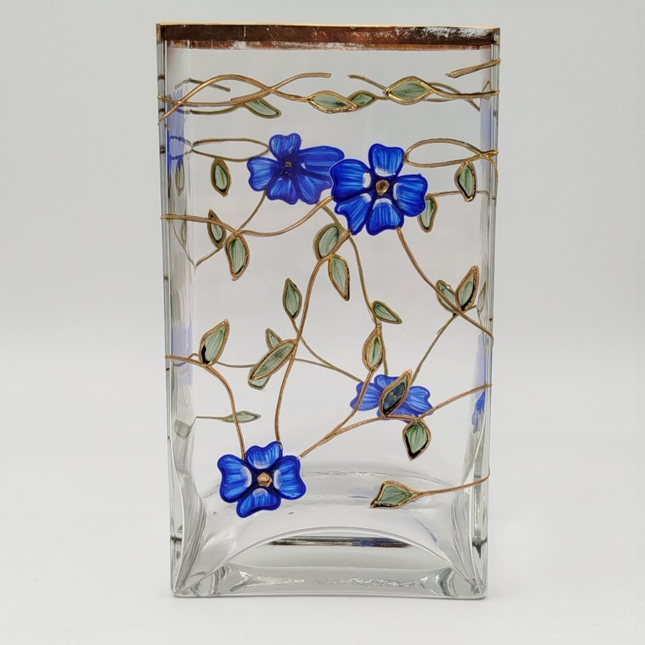 Ваза прямоугольной формы, украшенная цветочным декором