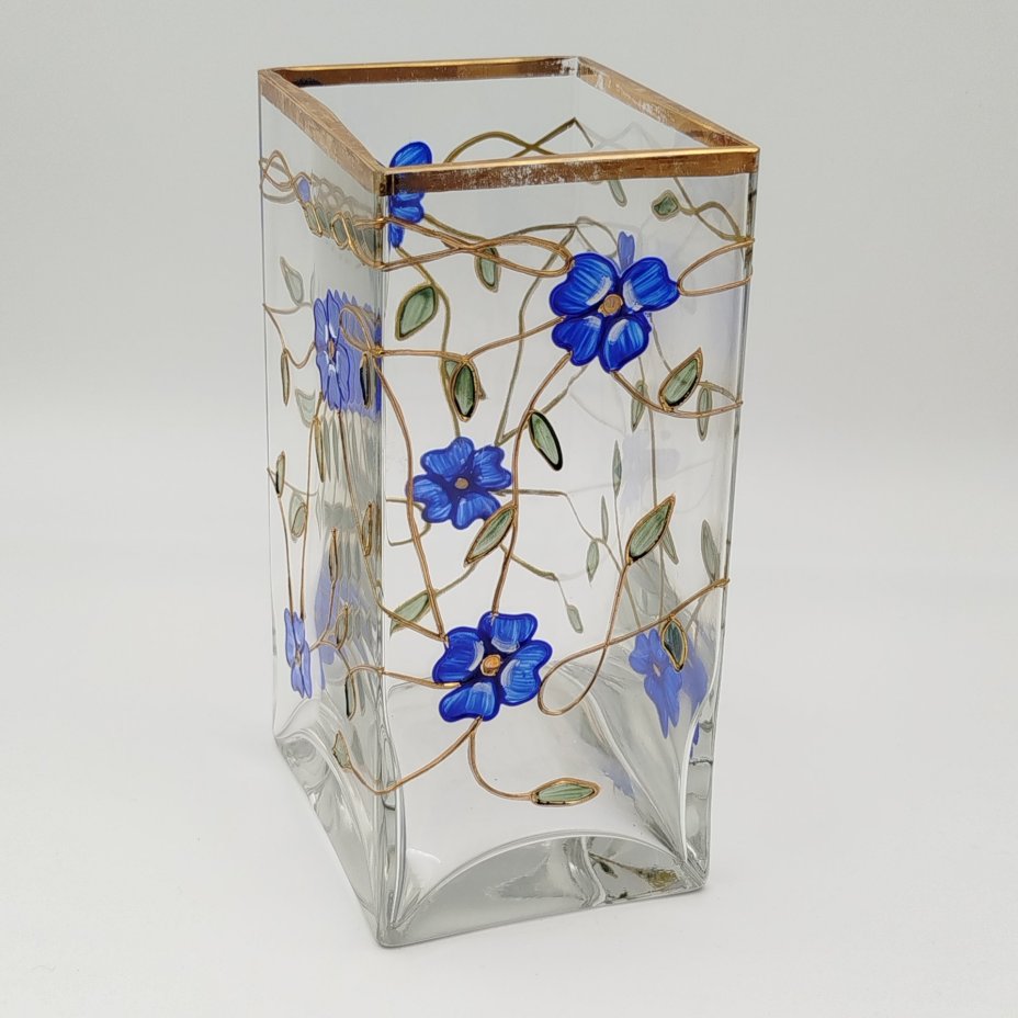 Ваза прямоугольной формы, украшенная цветочным декором