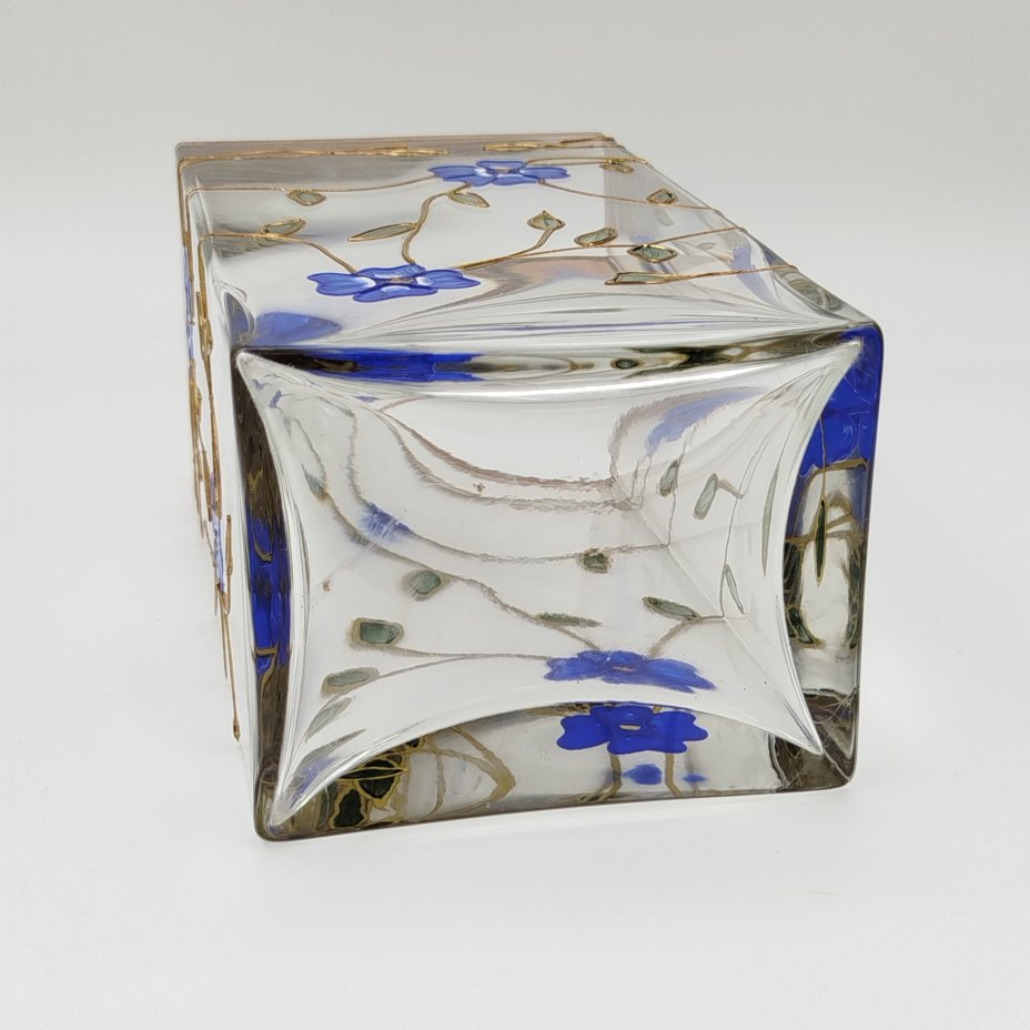 Ваза прямоугольной формы, украшенная цветочным декором