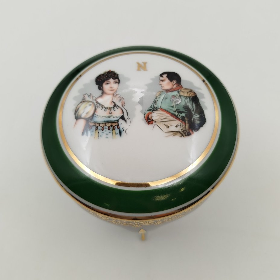Шкатулка на ножках "Наполеон и Жозефина", Porcelaine De Luxe, фарфор, деколь, крытье, золочение, Франция, 1970-1990 гг.