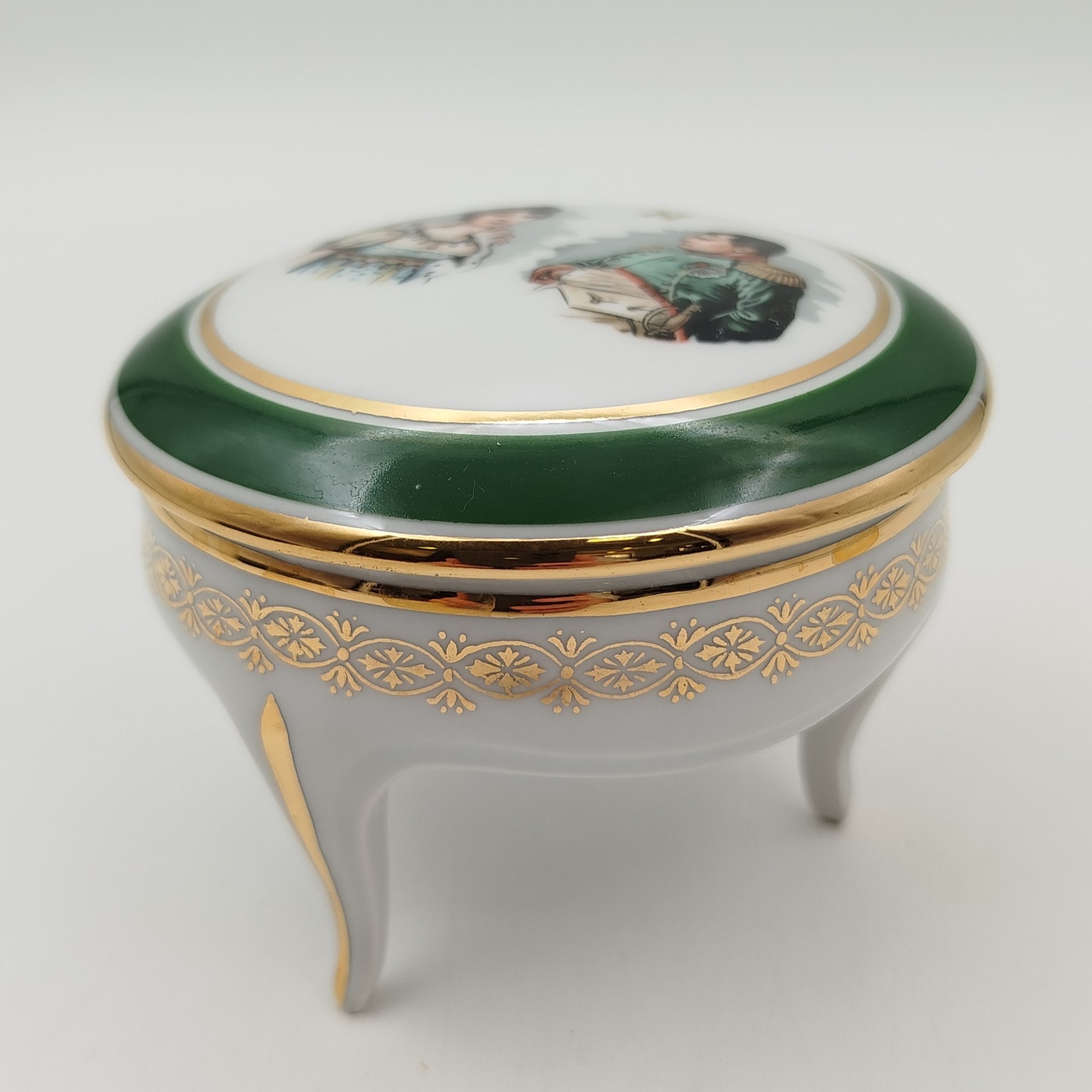 Шкатулка на ножках "Наполеон и Жозефина", Porcelaine De Luxe, фарфор, деколь, крытье, золочение, Франция, 1970-1990 гг.