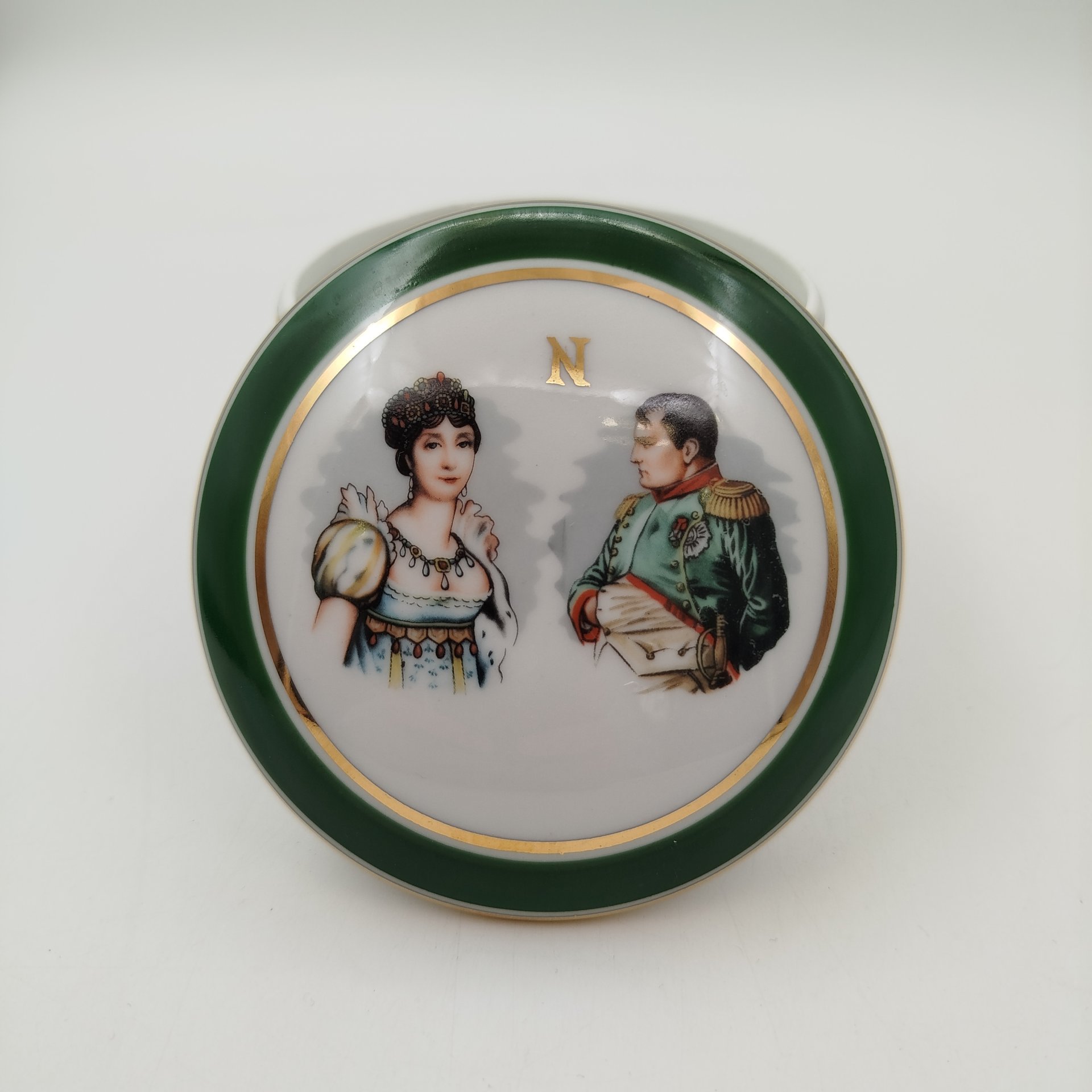 Шкатулка на ножках "Наполеон и Жозефина", Porcelaine De Luxe, фарфор, деколь, крытье, золочение, Франция, 1970-1990 гг.