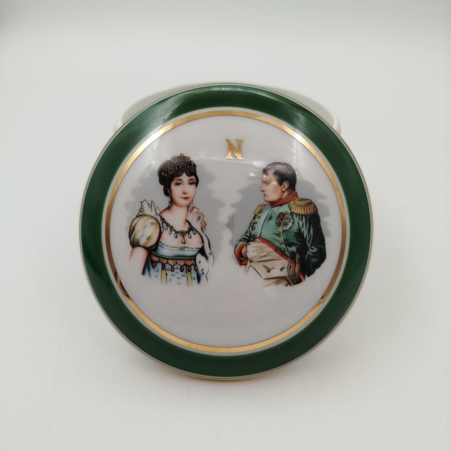 Шкатулка на ножках "Наполеон и Жозефина", Porcelaine De Luxe, фарфор, деколь, крытье, золочение, Франция, 1970-1990 гг.
