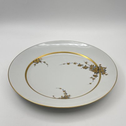 Блюдо плоское круглой формы с цветочным декором золотистого цвета, фарфор, деколь, золочение, Graf Von Henneberg Porzellan, 1777 Jlmenau, ГДР, 1973-1977 гг.