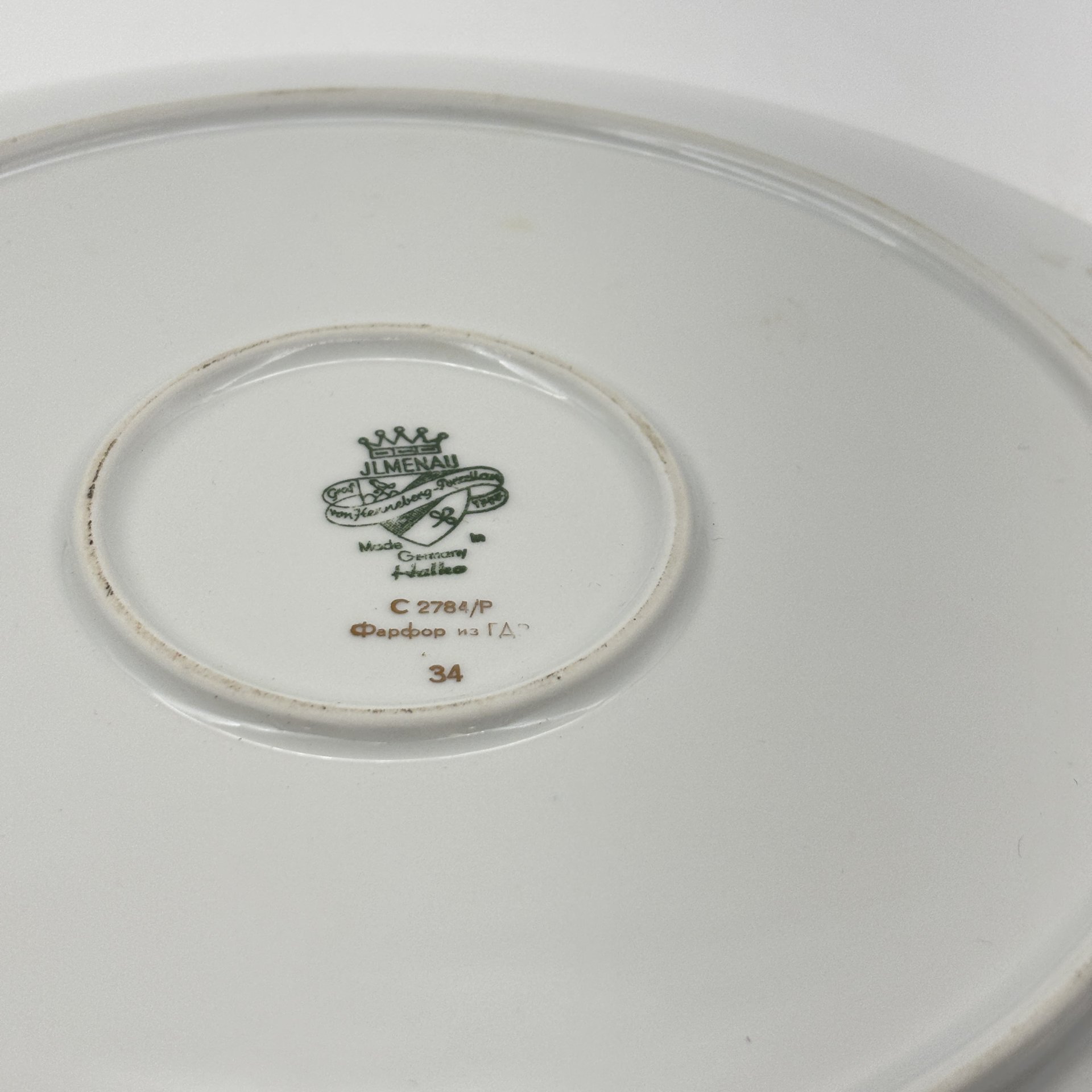 Блюдо плоское круглой формы с цветочным декором золотистого цвета, фарфор, деколь, золочение, Graf Von Henneberg Porzellan, 1777 Jlmenau, ГДР, 1973-1977 гг.