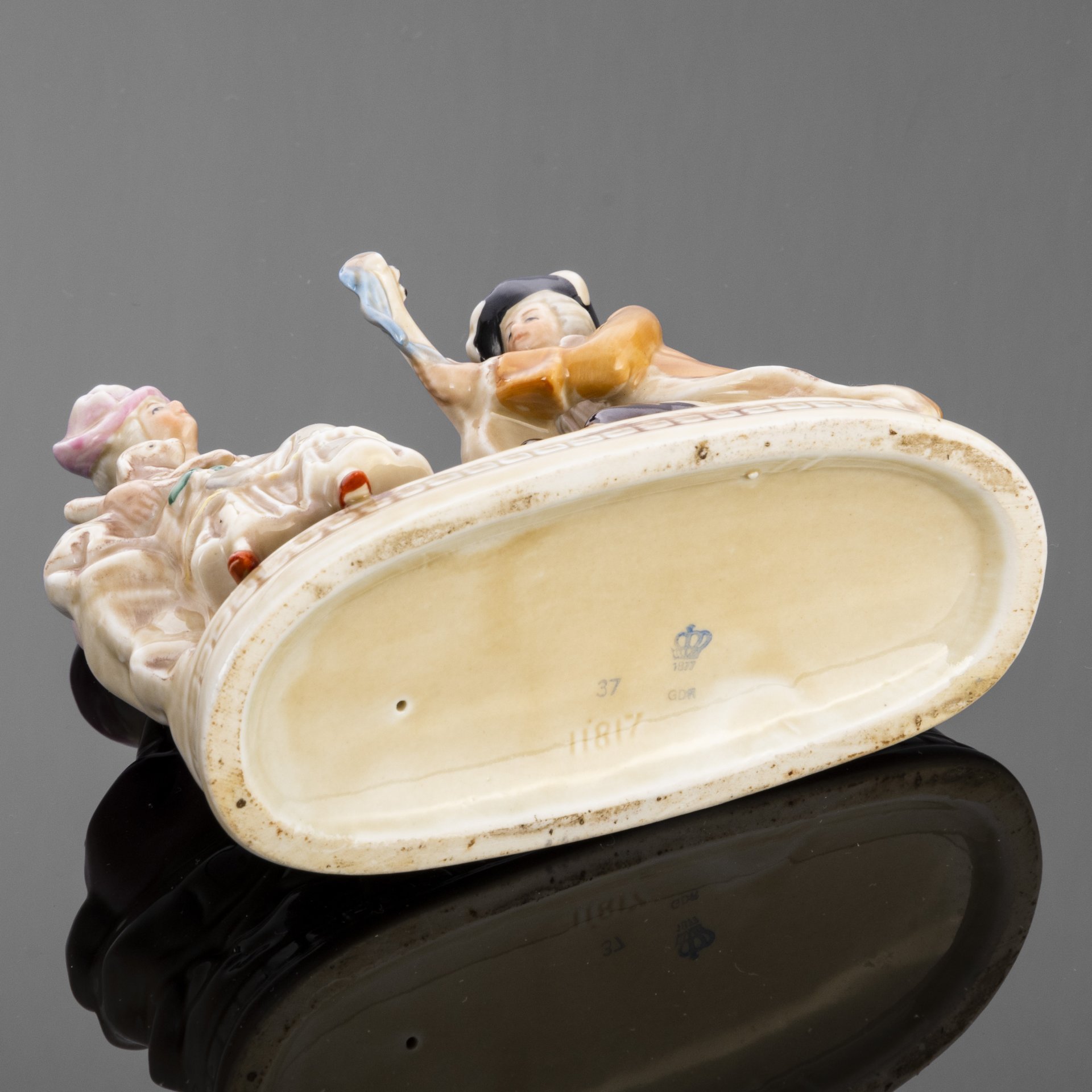 Статуэтка "Музицирование"  (Дама с кавалером), фарфор, роспись, V.E.B. Porzellanfiguren Lippelsdorf (Липельсдорф), Германия, 1951-1974 гг., VEB Porzellanfiguren Lippelsdorf (Липпельсдорф)