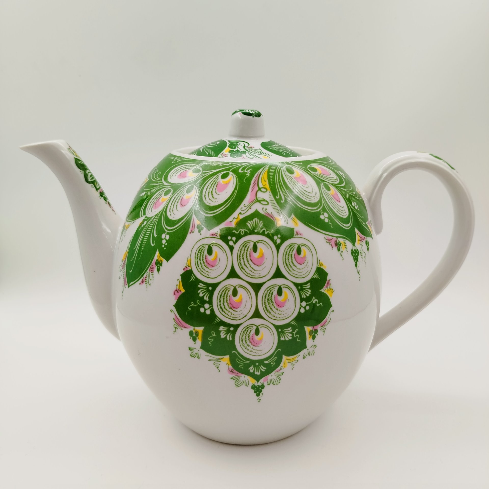 Доливной чайник с декором в виде павлиньего пера, фарфор, деколь, Дмитровский фарфоровый завод (ДФЗ Вербилки), СССР, 1965-1991 гг.