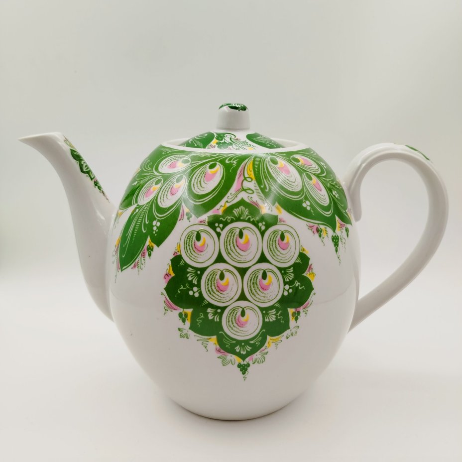 Доливной чайник с декором в виде павлиньего пера, фарфор, деколь, Дмитровский фарфоровый завод (ДФЗ Вербилки), СССР, 1965-1991 гг.