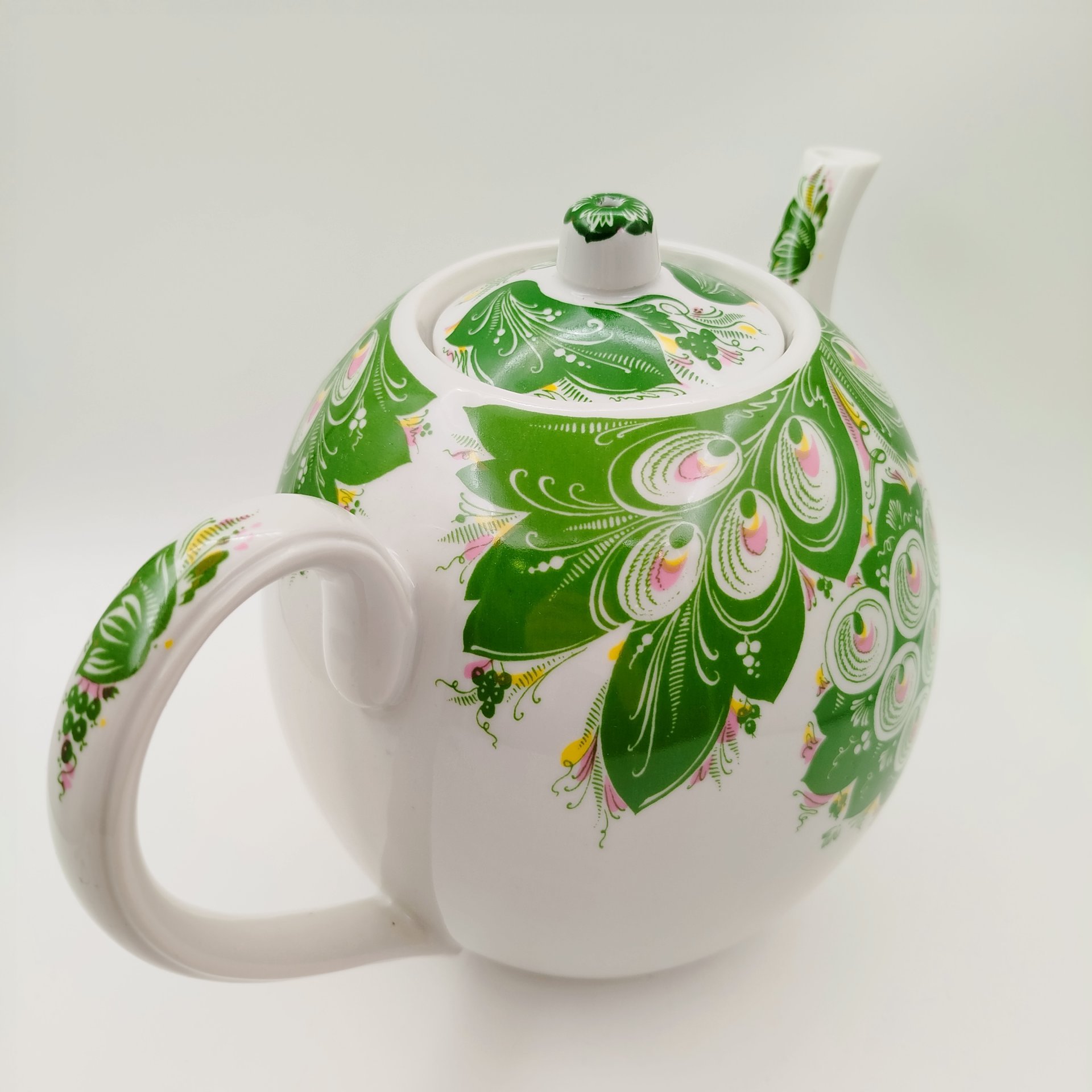 Доливной чайник с декором в виде павлиньего пера, фарфор, деколь, Дмитровский фарфоровый завод (ДФЗ Вербилки), СССР, 1965-1991 гг.