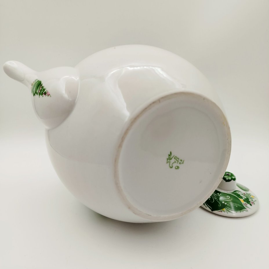 Доливной чайник с декором в виде павлиньего пера, фарфор, деколь, Дмитровский фарфоровый завод (ДФЗ Вербилки), СССР, 1965-1991 гг.