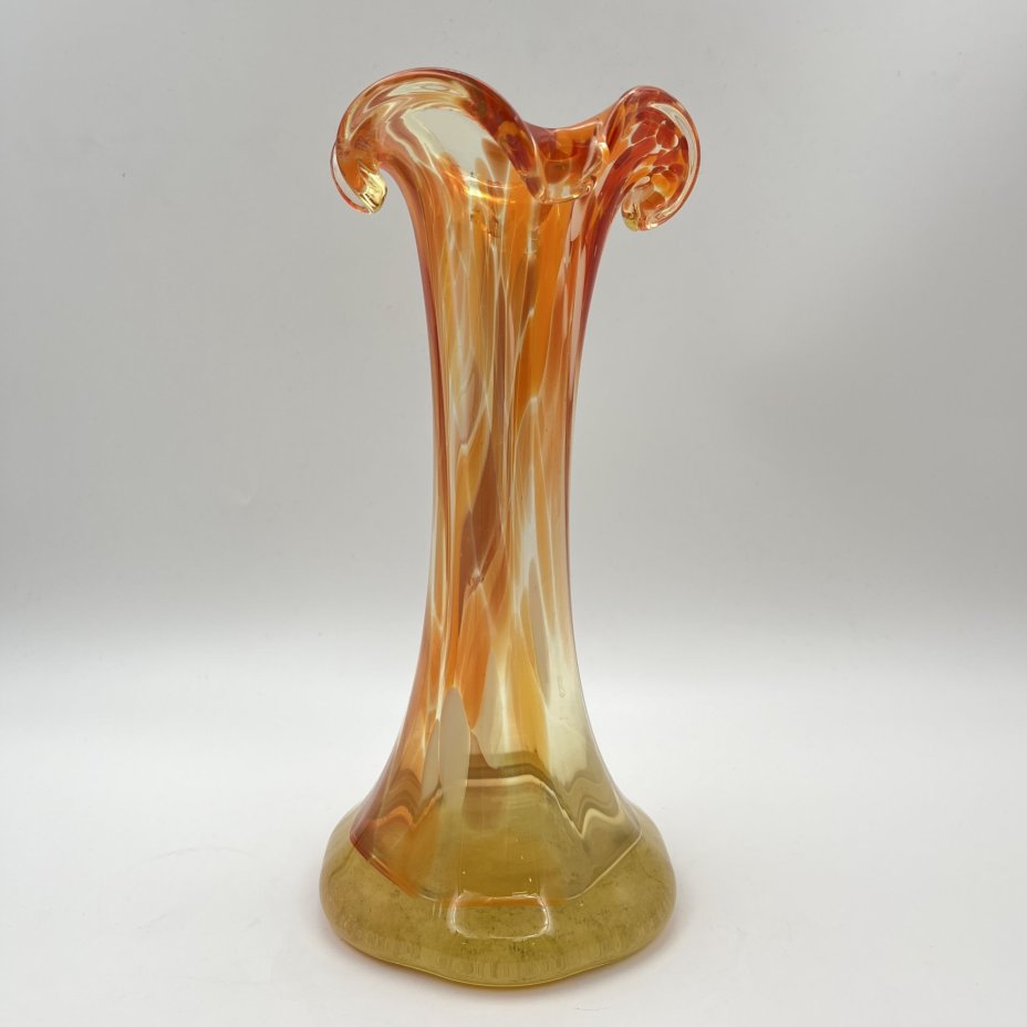 Ваза в желто-оранжевой гамме с фестончатым горлышком, стекло, Россия, 1980-2000 гг.