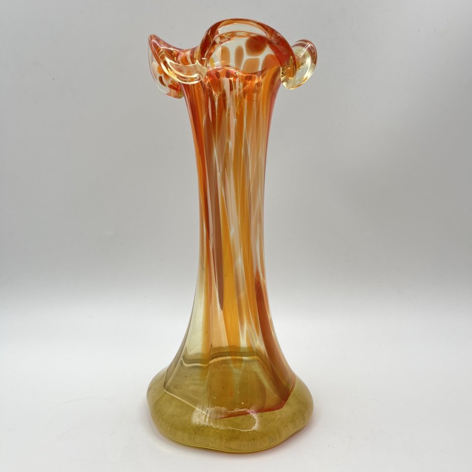 Ваза в желто-оранжевой гамме с фестончатым горлышком