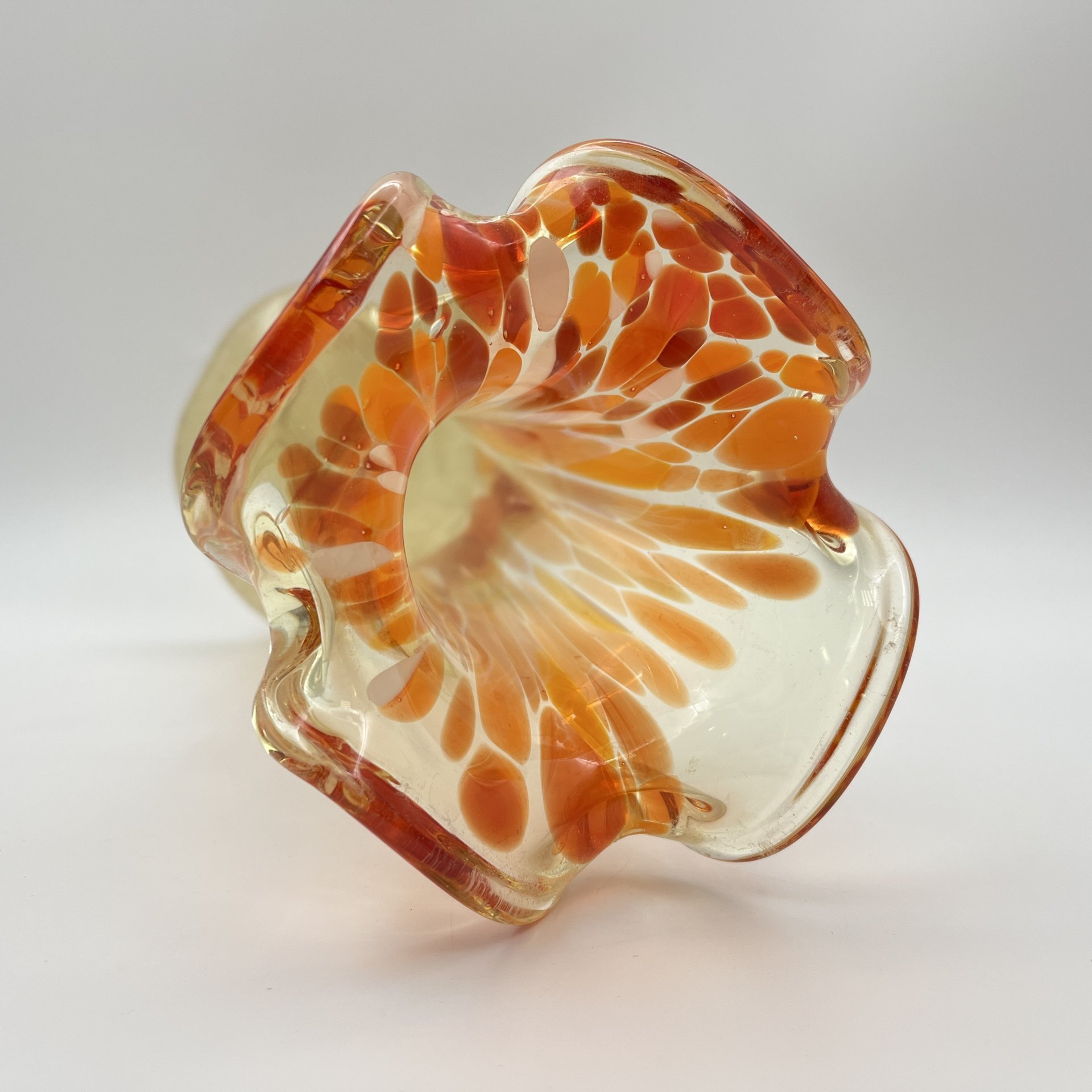 Ваза в желто-оранжевой гамме с фестончатым горлышком, стекло, Россия, 1980-2000 гг.