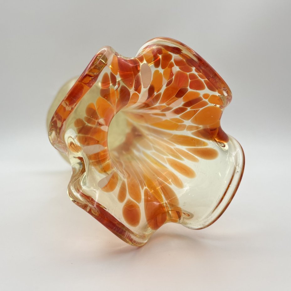 Ваза в желто-оранжевой гамме с фестончатым горлышком