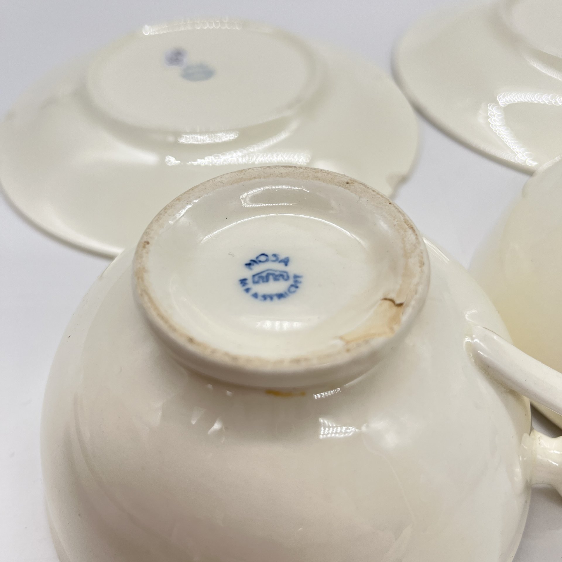 Две чайные пары с лаконичным декором Mosa Maastricht, фарфор, золочение, Нидерланды, 1950-1970 гг.