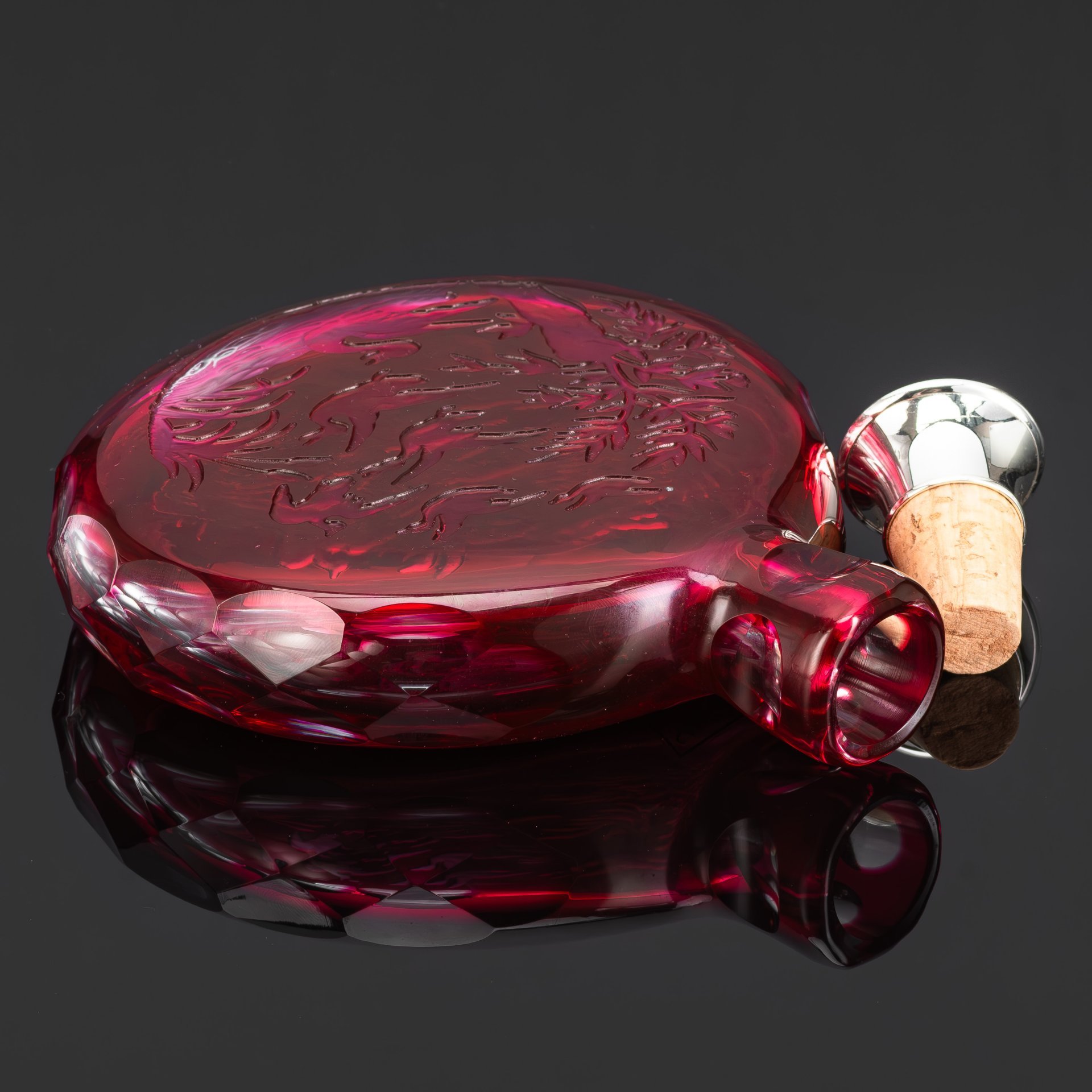 Фляга со сценами охоты, с маркировкой, хрусталь, нацвет, гранение, Saint Louis, Франция, 1950-1970 гг.