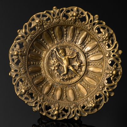 Фруктовница с ажурным бортом на фигурном основании в виде листьев, украшенная изображением путти с цветочными гирляндами, латунь, литье, Индия, 1970-1990 гг.