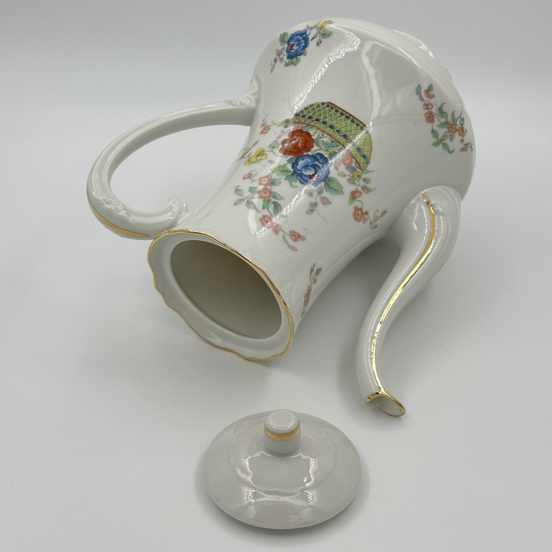 Чайник (кофейник), украшенный изображением корзины цветов, крышка в подборе, Balleroy Freres