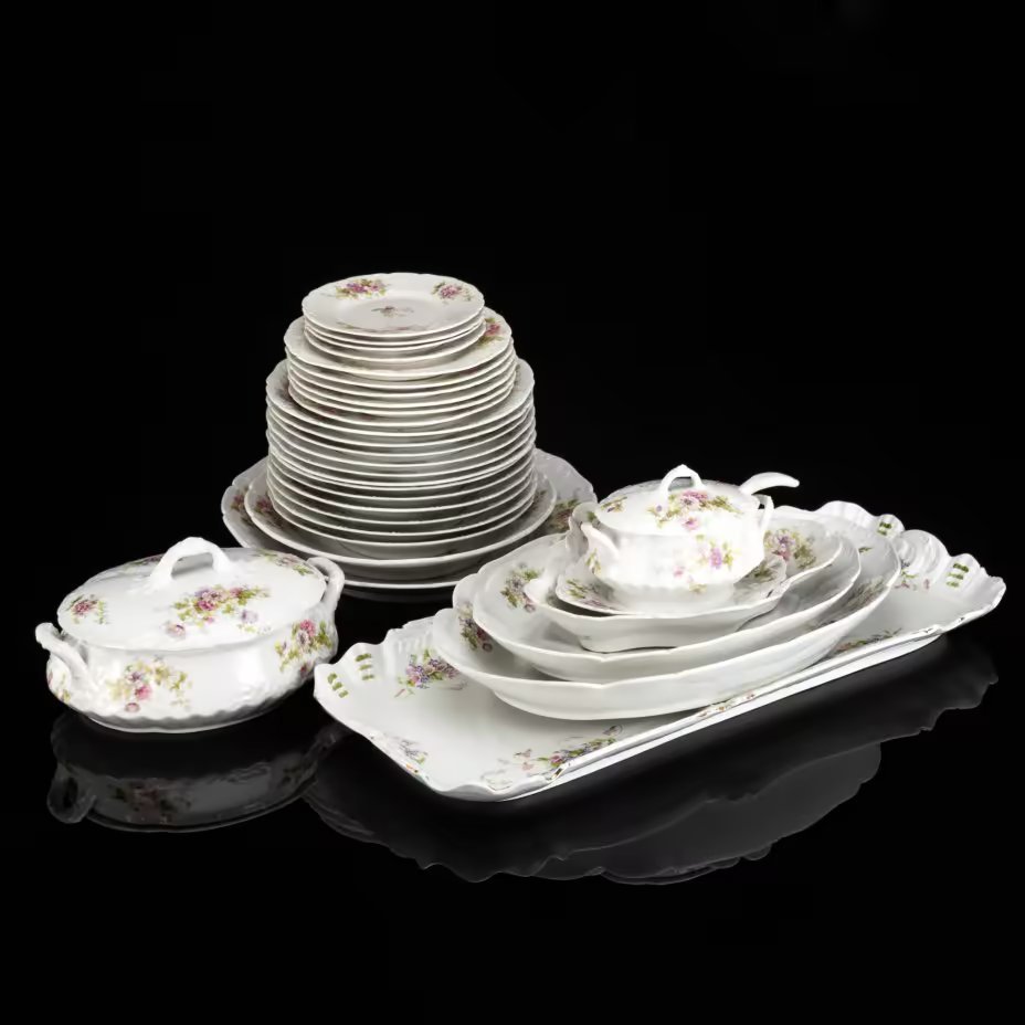 Сервиз обеденный с цветочным декором и рокайлями на 6 персон (32 предмет), фарфор, деколь с подрисовкой, Фабрика князя Друцкого-Любецкого в Цмелеве, Российская империя, 1887-1917 гг.