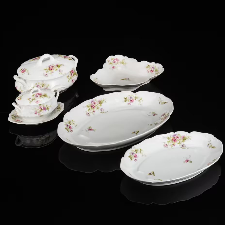 Сервиз обеденный с цветочным декором и рокайлями на 6 персон (32 предмет), фарфор, деколь с подрисовкой, Фабрика князя Друцкого-Любецкого в Цмелеве, Российская империя, 1887-1917 гг.