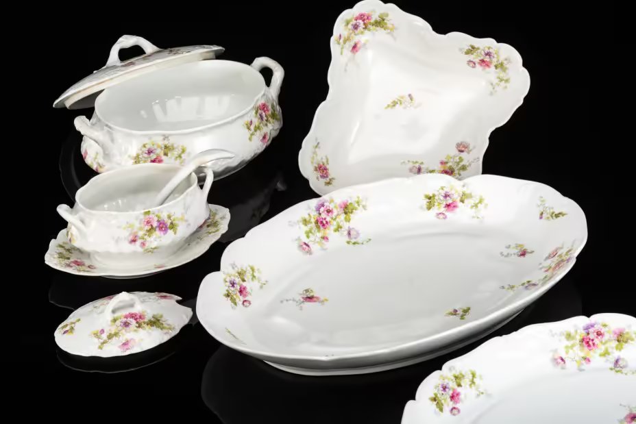 Сервиз обеденный с цветочным декором и рокайлями на 6 персон (32 предмет), фарфор, деколь с подрисовкой, Фабрика князя Друцкого-Любецкого в Цмелеве, Российская империя, 1887-1917 гг.