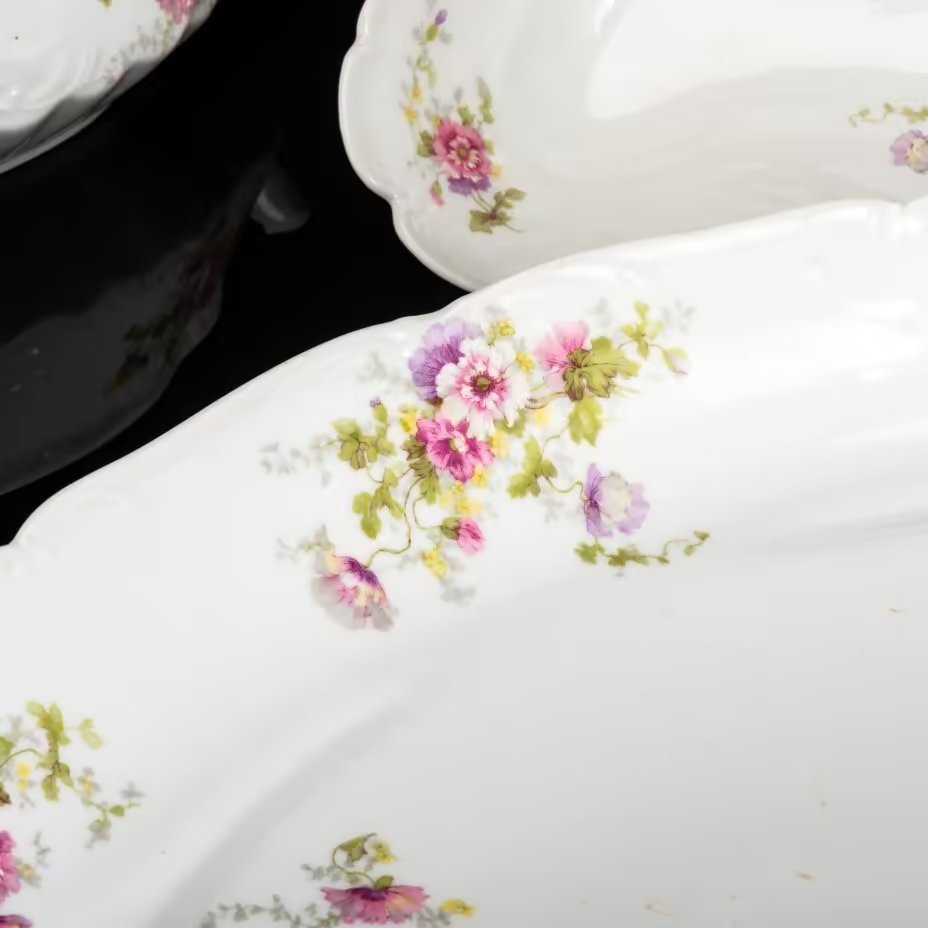 Сервиз обеденный с цветочным декором и рокайлями на 6 персон (32 предмет), фарфор, деколь с подрисовкой, Фабрика князя Друцкого-Любецкого в Цмелеве, Российская империя, 1887-1917 гг.