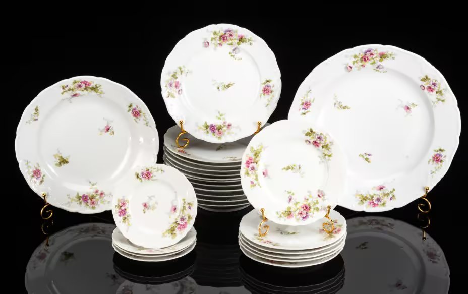 Сервиз обеденный с цветочным декором и рокайлями на 6 персон (32 предмет), фарфор, деколь с подрисовкой, Фабрика князя Друцкого-Любецкого в Цмелеве, Российская империя, 1887-1917 гг.