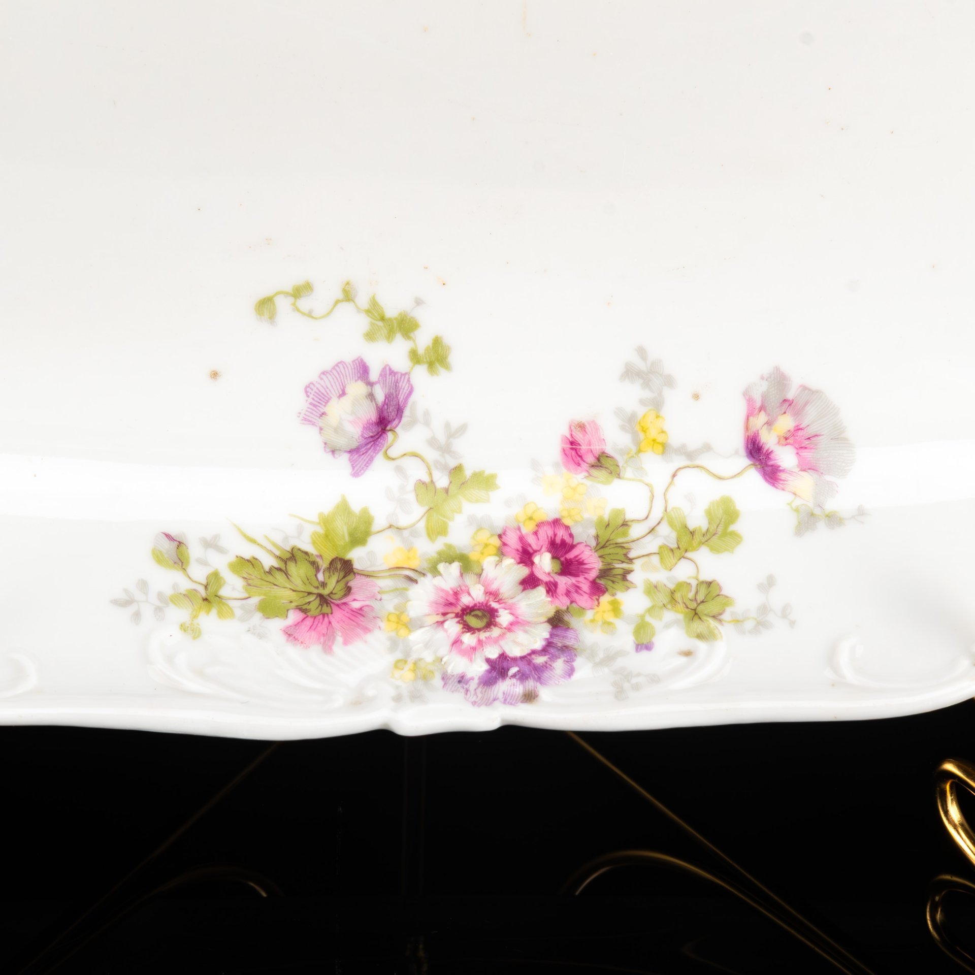 Сервиз обеденный с цветочным декором и рокайлями на 6 персон (32 предмет), фарфор, деколь с подрисовкой, Фабрика князя Друцкого-Любецкого в Цмелеве, Российская империя, 1887-1917 гг.