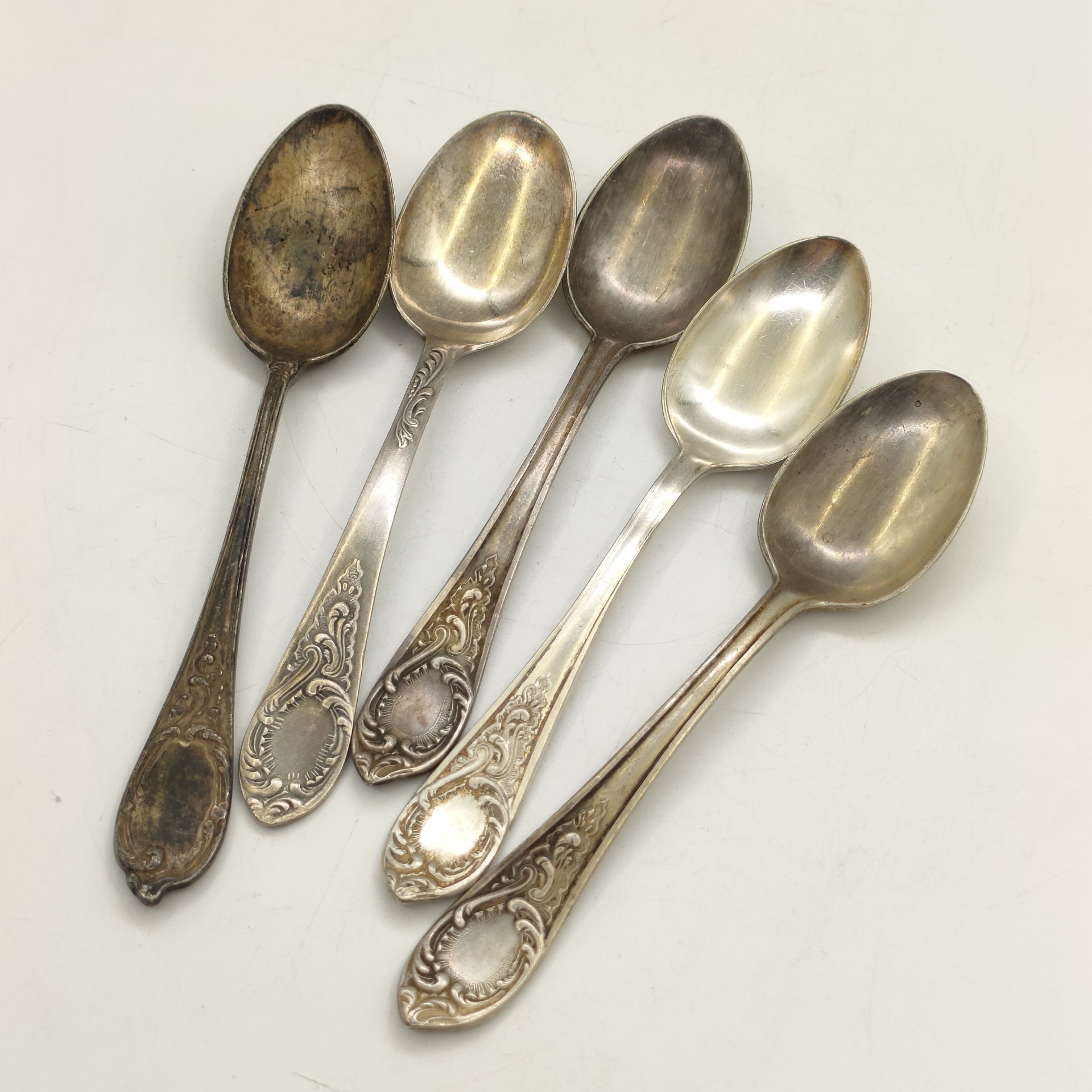 Набор из 5-ти чайных ложек, украшенных растительным декором, мНЦ (медь-никель-цинк), Киевский завод столовых приборов и посуды им. Дзержинского (ЗiД, ЗиД), СССР, 1960-1990 гг.