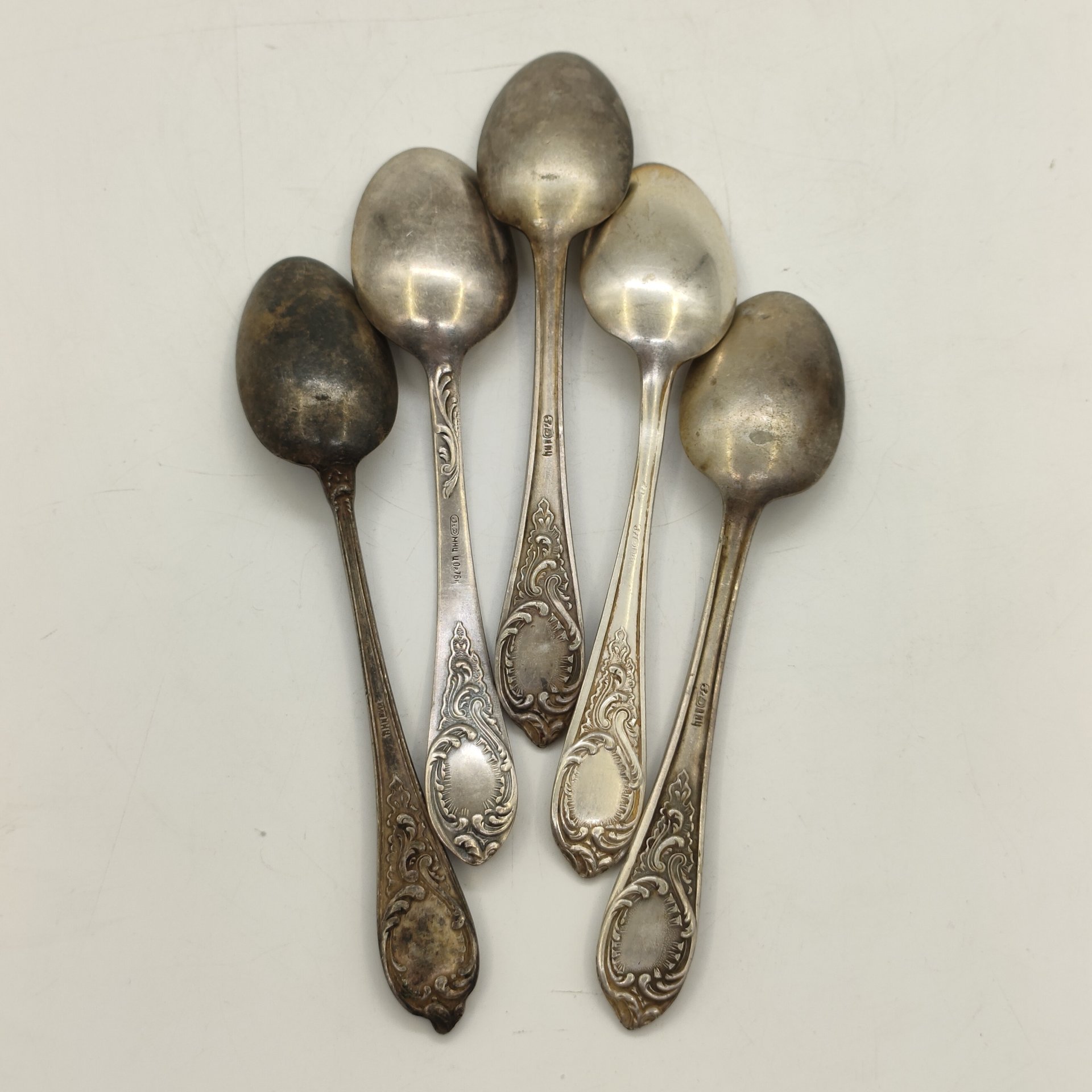 Набор из 5-ти чайных ложек, украшенных растительным декором, мНЦ (медь-никель-цинк), Киевский завод столовых приборов и посуды им. Дзержинского (ЗiД, ЗиД), СССР, 1960-1990 гг.