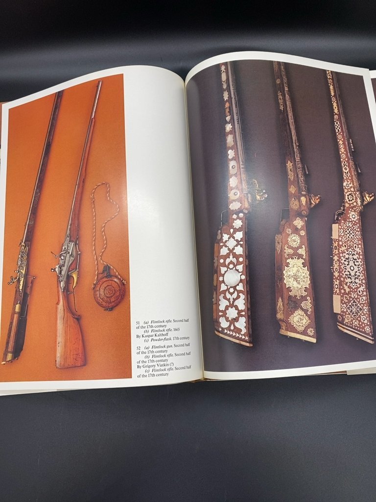 Альбом "Русское художественное оружие/Russian arms and armour" (на англ. языке), Издательство «Аврора»