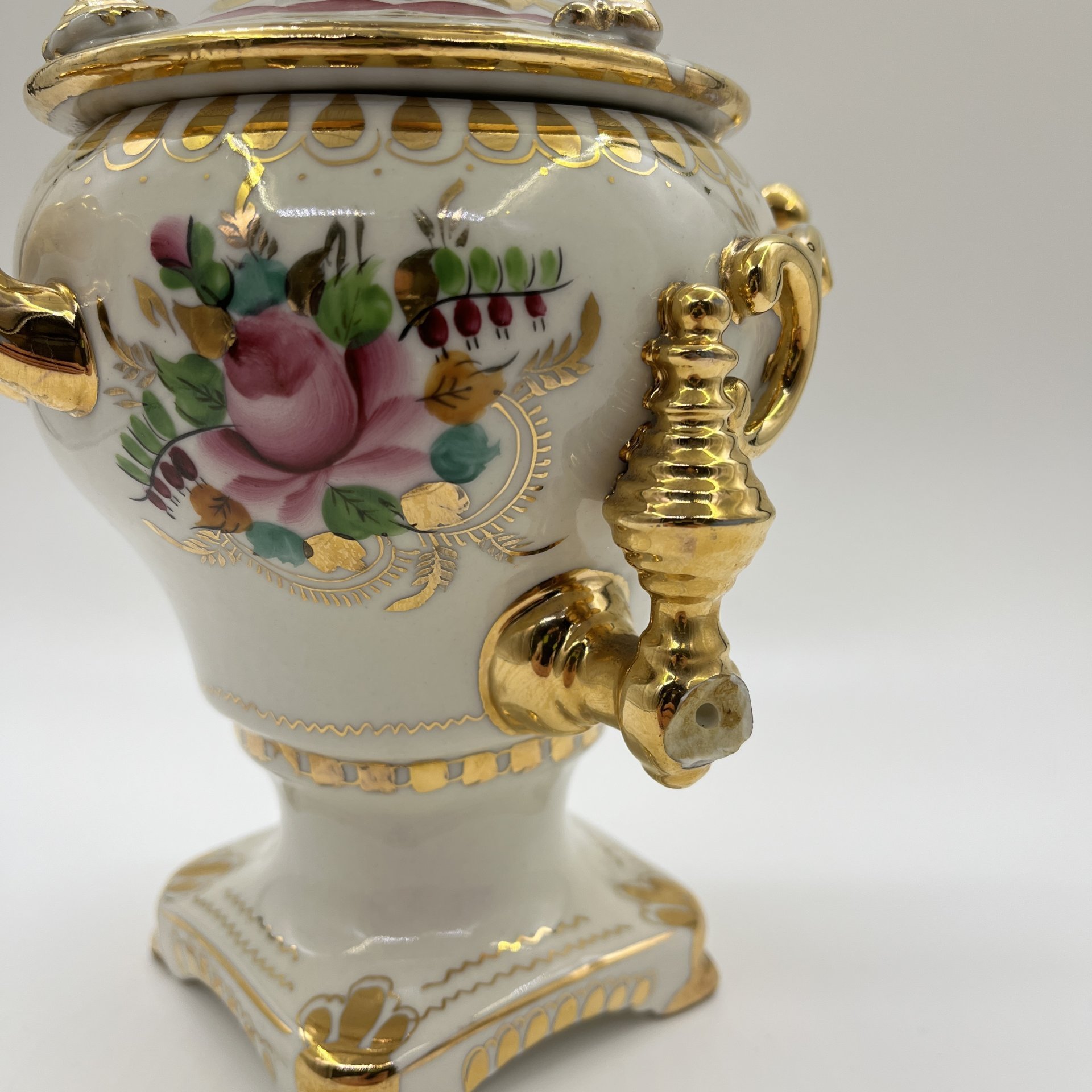 Самовар декоративный с заварочным чайничком с олимпийской символикой (в подборе), фарфор, роспись, золочение, Объединение «Гжель», СССР, 1979-1980 гг.