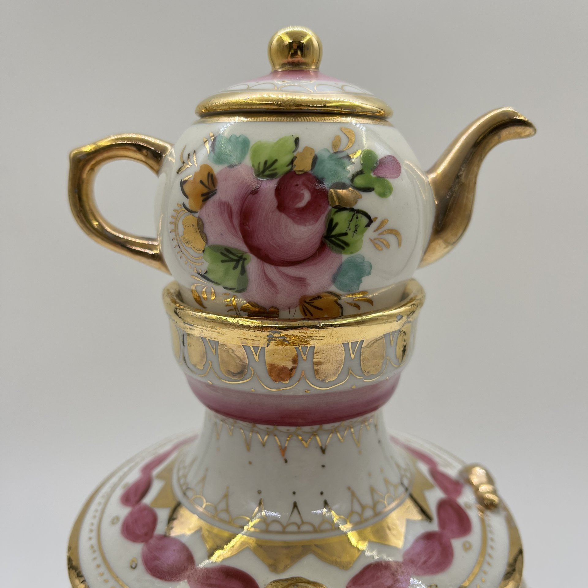 Самовар декоративный с заварочным чайничком с олимпийской символикой (в подборе), фарфор, роспись, золочение, Объединение «Гжель», СССР, 1979-1980 гг.