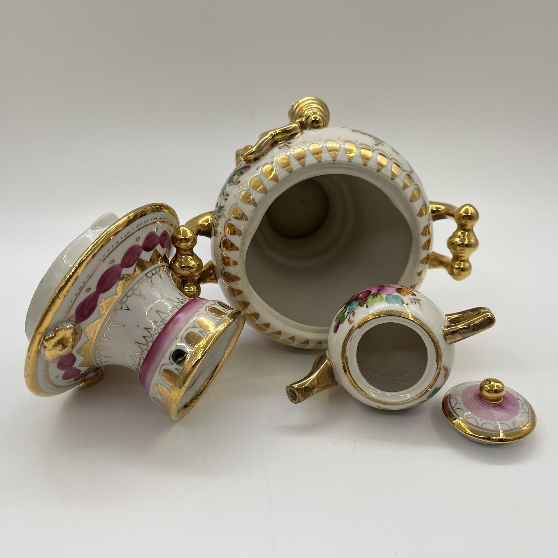 Самовар декоративный с заварочным чайничком с олимпийской символикой (в подборе), фарфор, роспись, золочение, Объединение «Гжель», СССР, 1979-1980 гг.