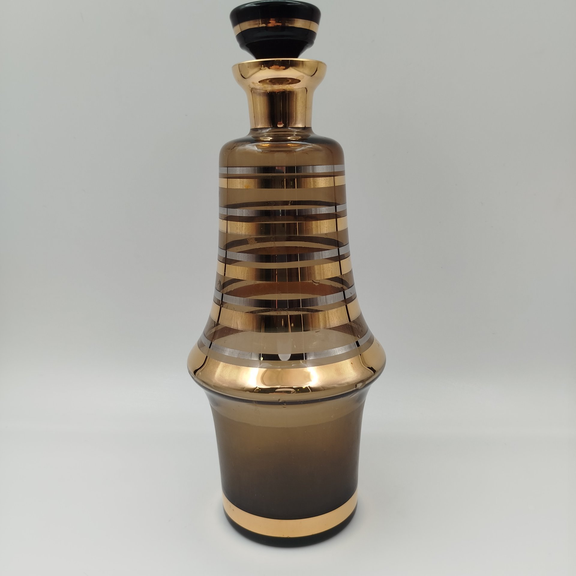 Штоф дымчатого оттенка, декорированный линиями, стекло, золочение, серебрение, Чехословакия, 1970-1990 гг.