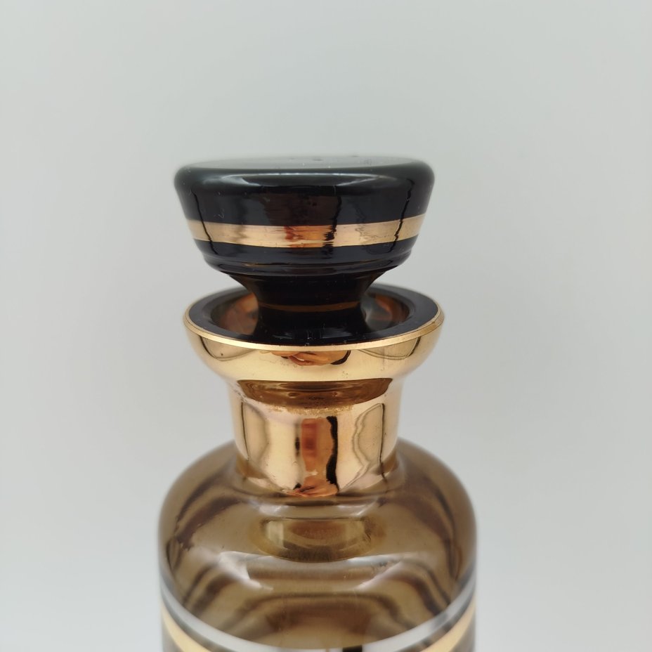 Штоф дымчатого оттенка, декорированный линиями