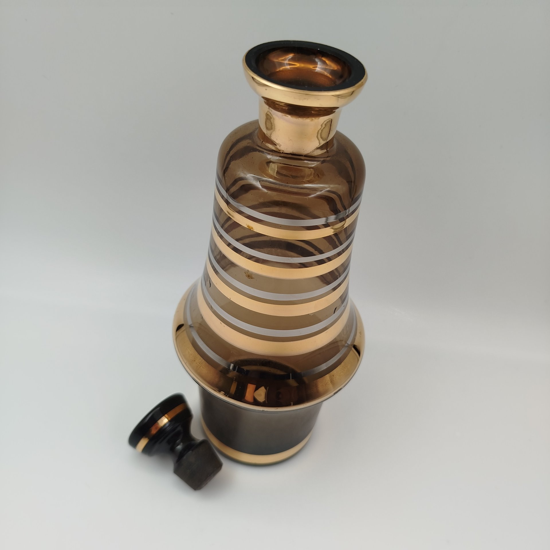 Штоф дымчатого оттенка, декорированный линиями, стекло, золочение, серебрение, Чехословакия, 1970-1990 гг.