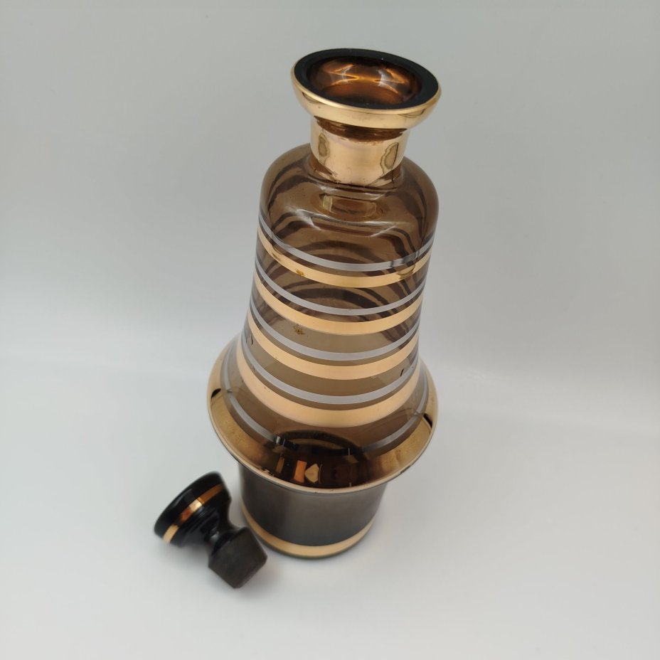 Штоф дымчатого оттенка, декорированный линиями