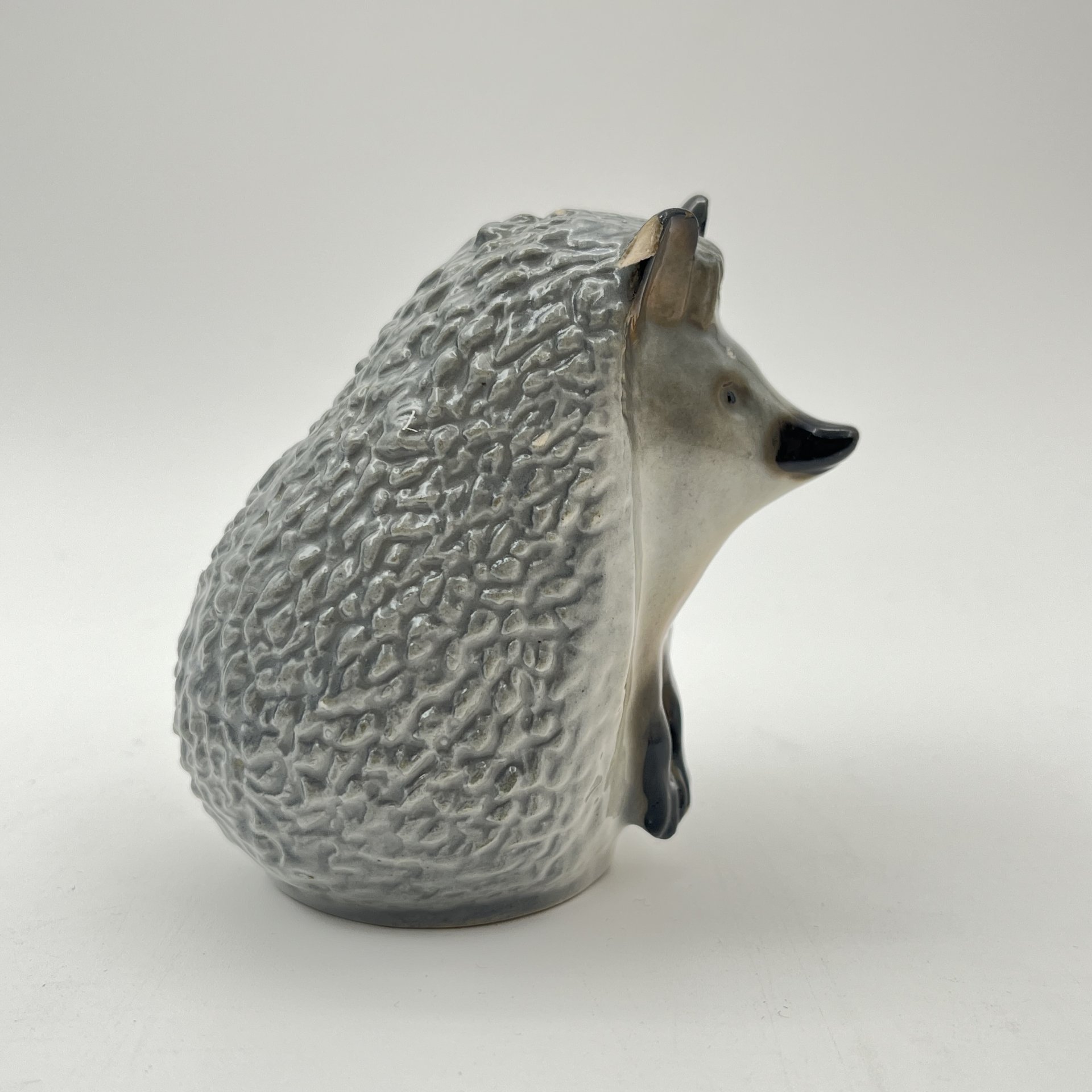 Статуэтка "Ёжик", скульптор В.А. Карзов, фарфор, роспись, Ленинградский фарфоровый завод (ЛФЗ), СССР, 1970-1990 гг.